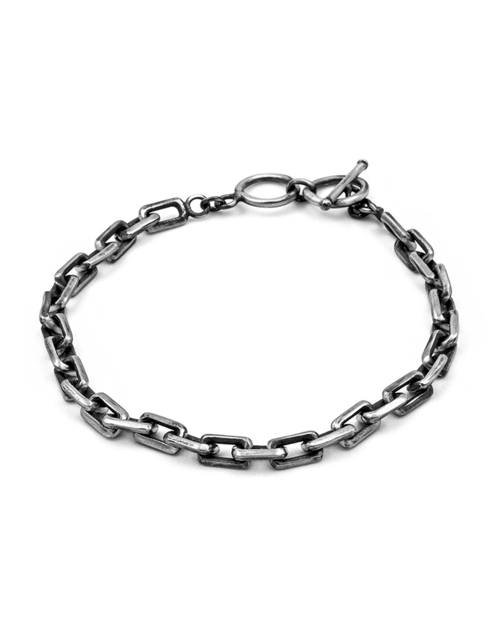 Close-up of the Eugène bracelet's toggle clasp