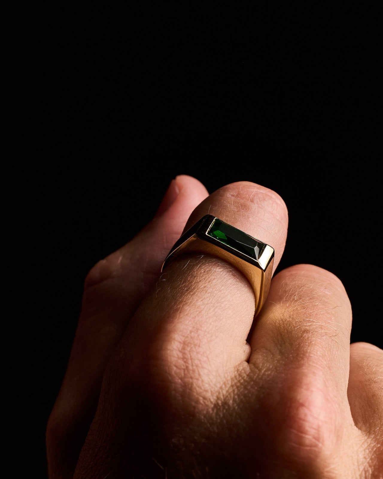 Men's Sona ring in gold with an emerald stone